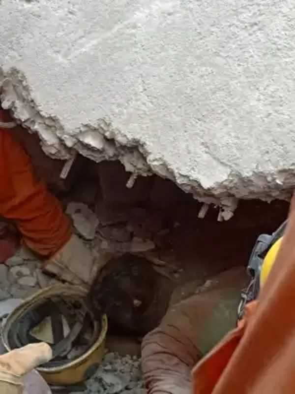 दिल्ली में भारी बारिश के बाद ढह गए मकान दिल्ली में भारी बारिश के बाद ढह गए मकान